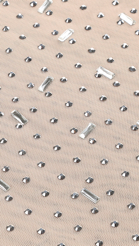 TIEFSCHNITT-NETZKLEID MIT VERZIERUNG UND RÜSCHEN 