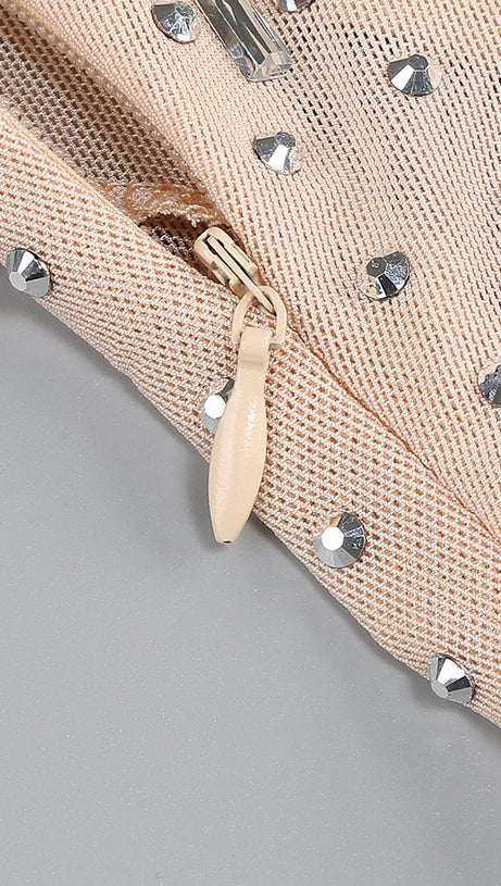 TIEFSCHNITT-NETZKLEID MIT VERZIERUNG UND RÜSCHEN 