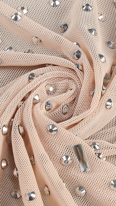 TIEFSCHNITT-NETZKLEID MIT VERZIERUNG UND RÜSCHEN 