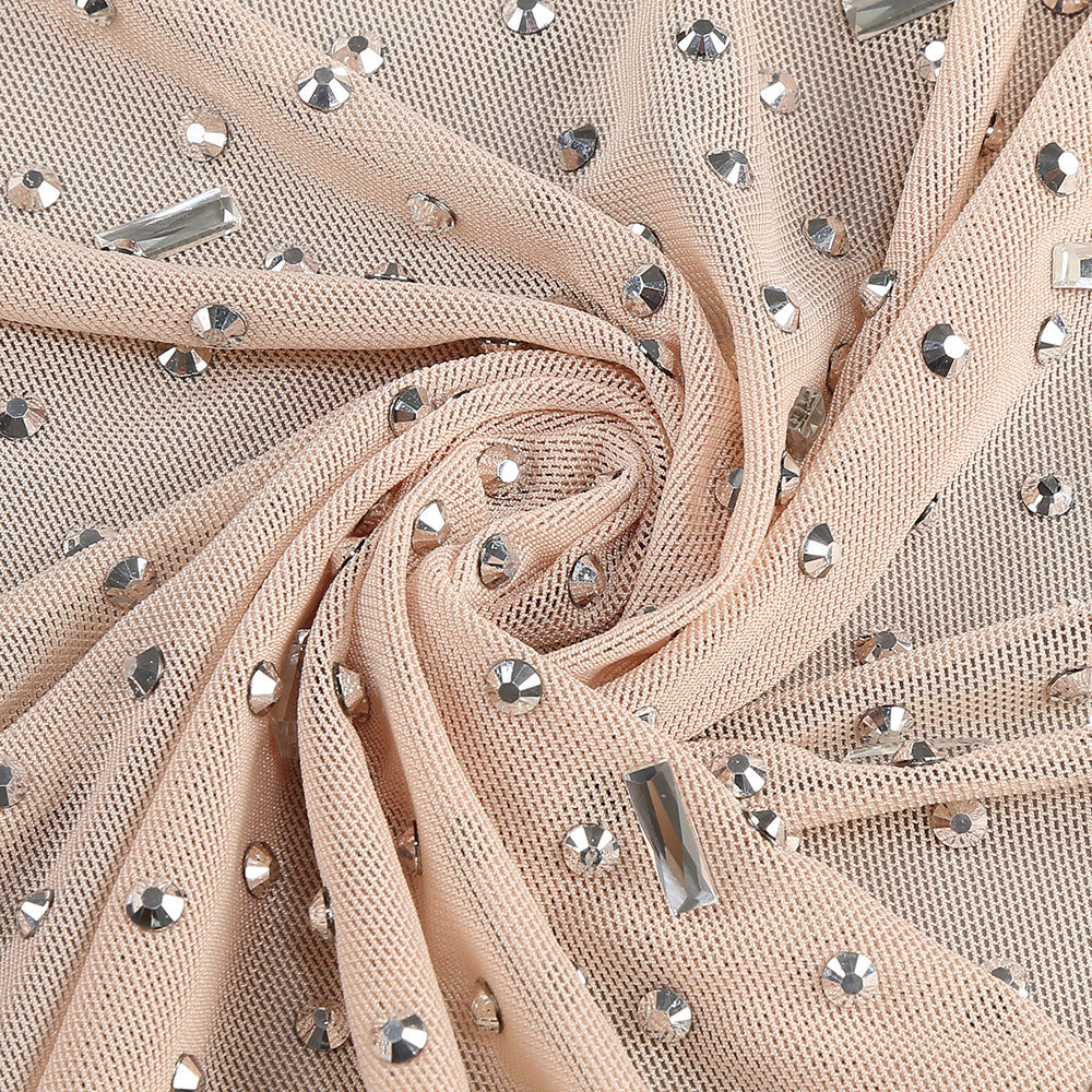 TIEFSCHNITT-NETZKLEID MIT VERZIERUNG UND RÜSCHEN 