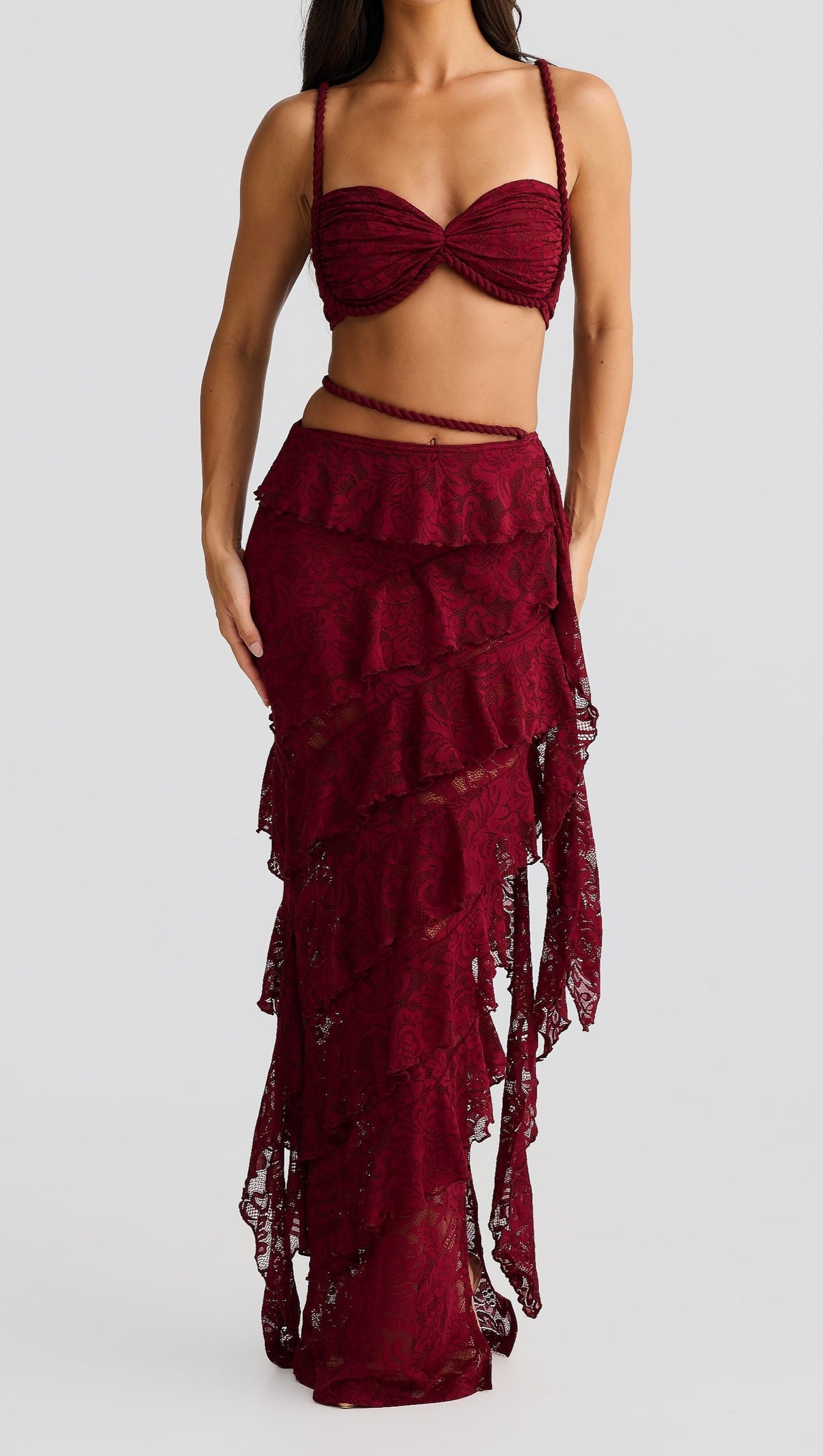 Completo con gonna in pizzo e top corto in corda lavorata a mano, colore bordeaux