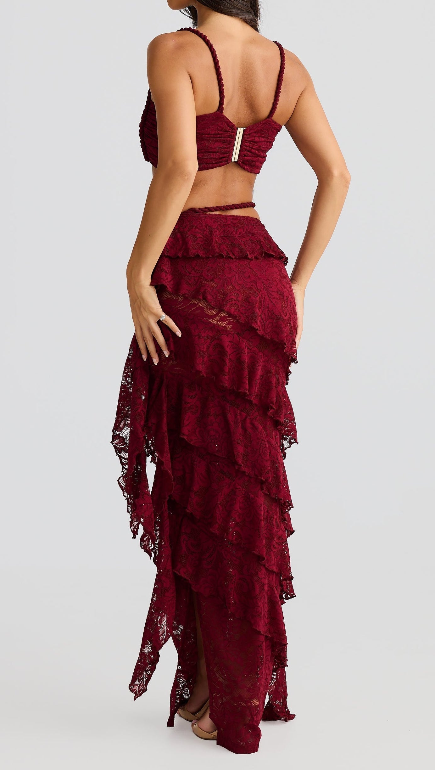 Completo con gonna in pizzo e top corto in corda lavorata a mano, colore bordeaux