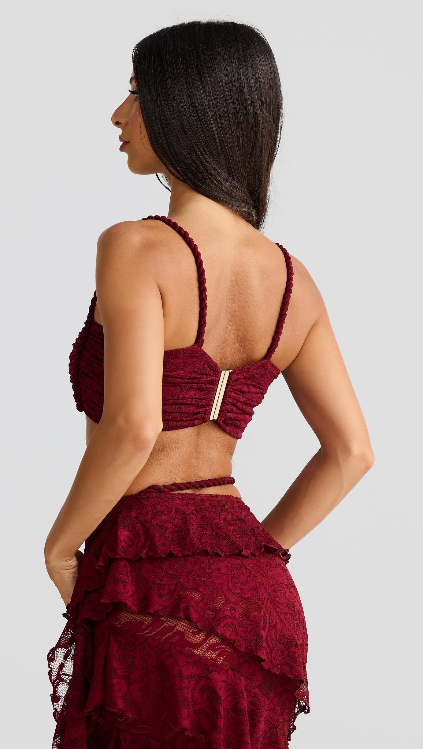 Completo con gonna in pizzo e top corto in corda lavorata a mano, colore bordeaux