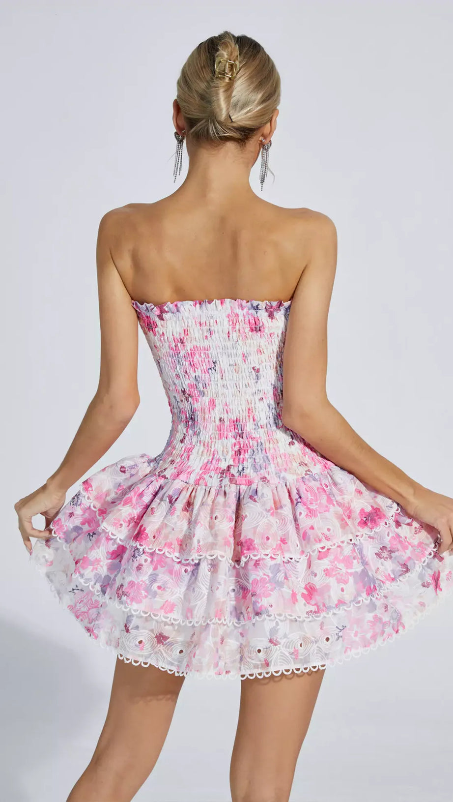 ROSA BLUMEN-MINIKLEID MIT RÜSCHEN UND TRÄGERLOSEM MUSTER