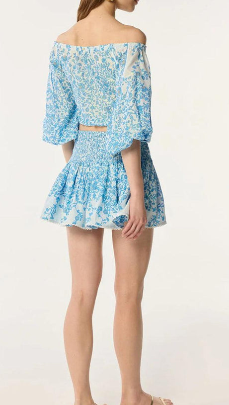 OFF-SHOULDER MINIROCK-SET MIT BLUMENPRINT IN BLAU