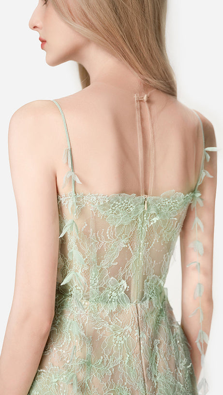 Mintgrünes Bleistiftkleid aus Spitze mit Perlen