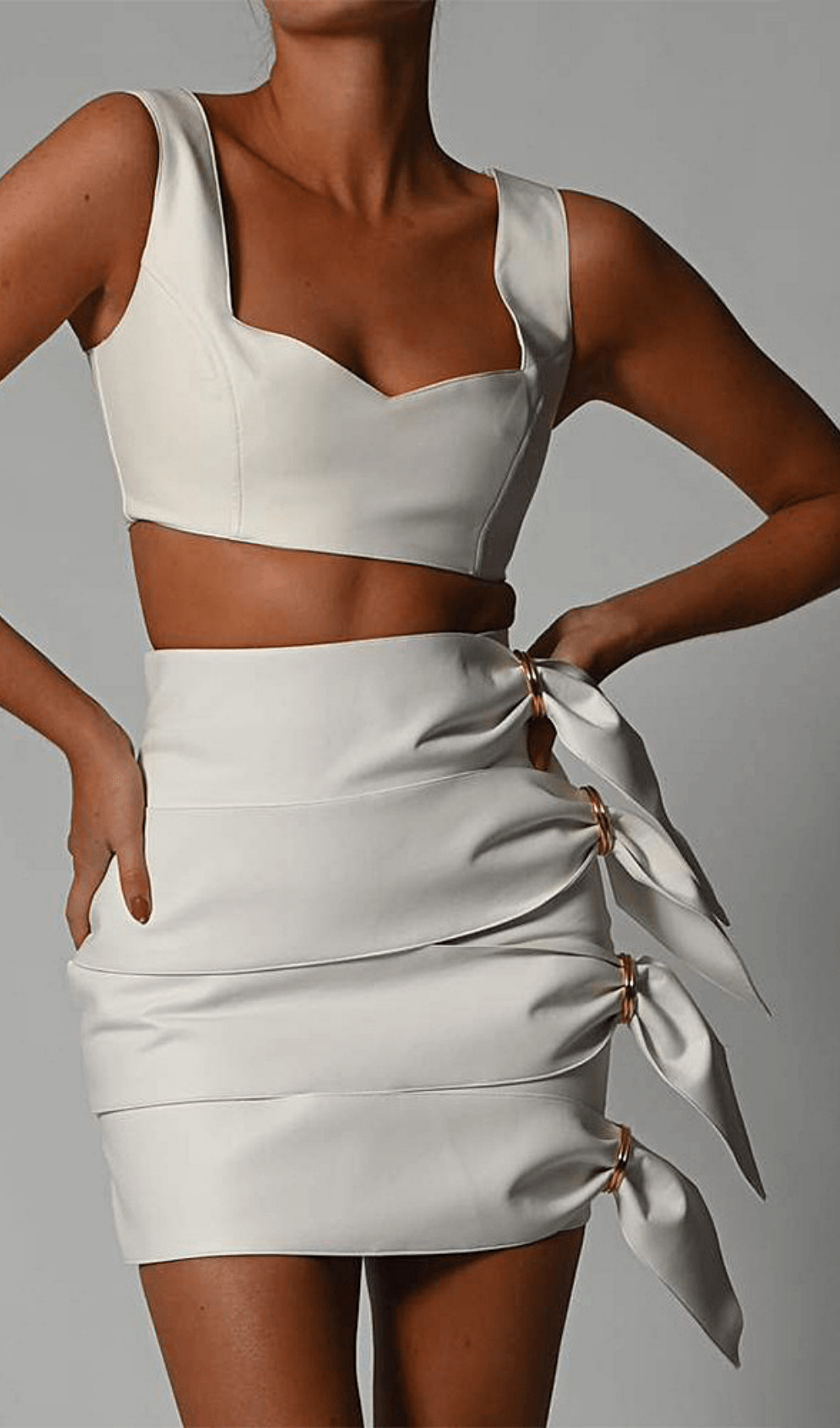 ABITO IN PELLE CON CROPPED OMBELICALE