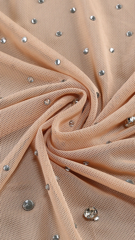 Hautfarbenes, transparentes Kleid mit Kristallverzierung