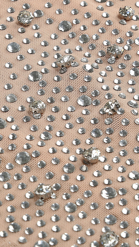 Hautfarbenes, transparentes Kleid mit Kristallverzierung