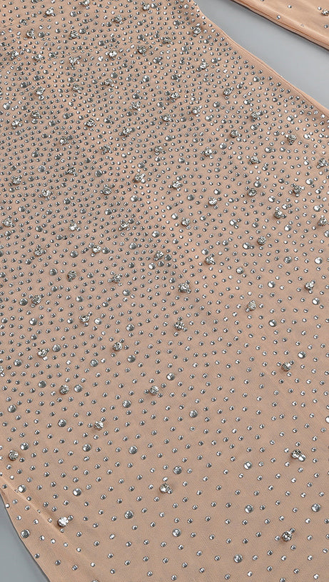 Hautfarbenes, transparentes Kleid mit Kristallverzierung