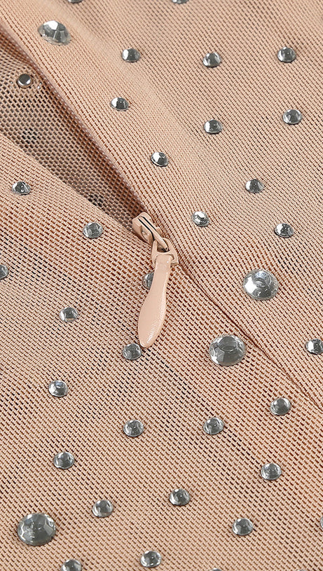 Hautfarbenes, transparentes Kleid mit Kristallverzierung