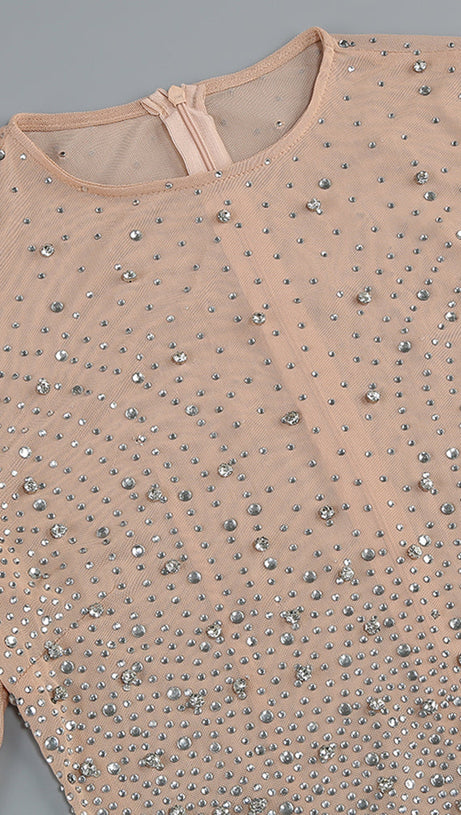Hautfarbenes, transparentes Kleid mit Kristallverzierung