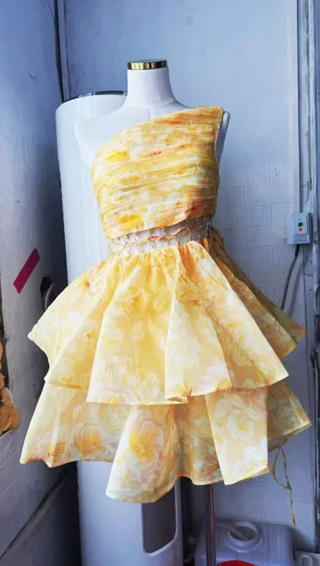 GAIL GELBES MINI-CHIFFONKLEID MIT BLUMENDRUCK UND EINER SCHULTER