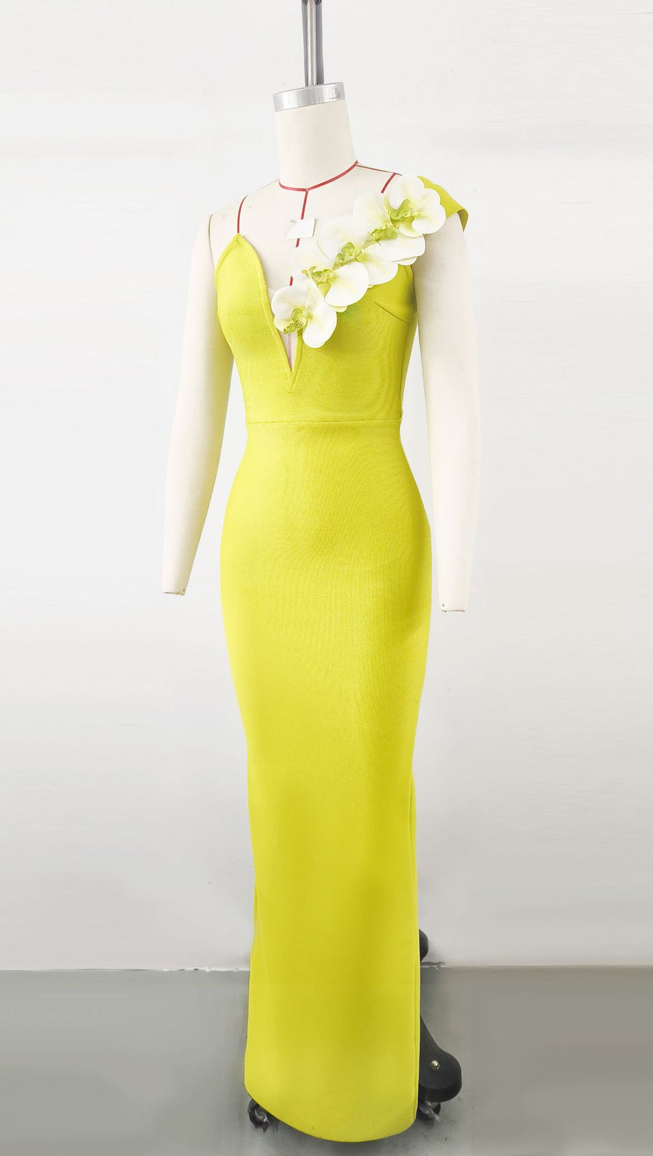 GELBGRÜNES ONE-SHOULDER-MAXIKLEID MIT BLUMENMUSTER UND GESPLITTETEM BANDAGE