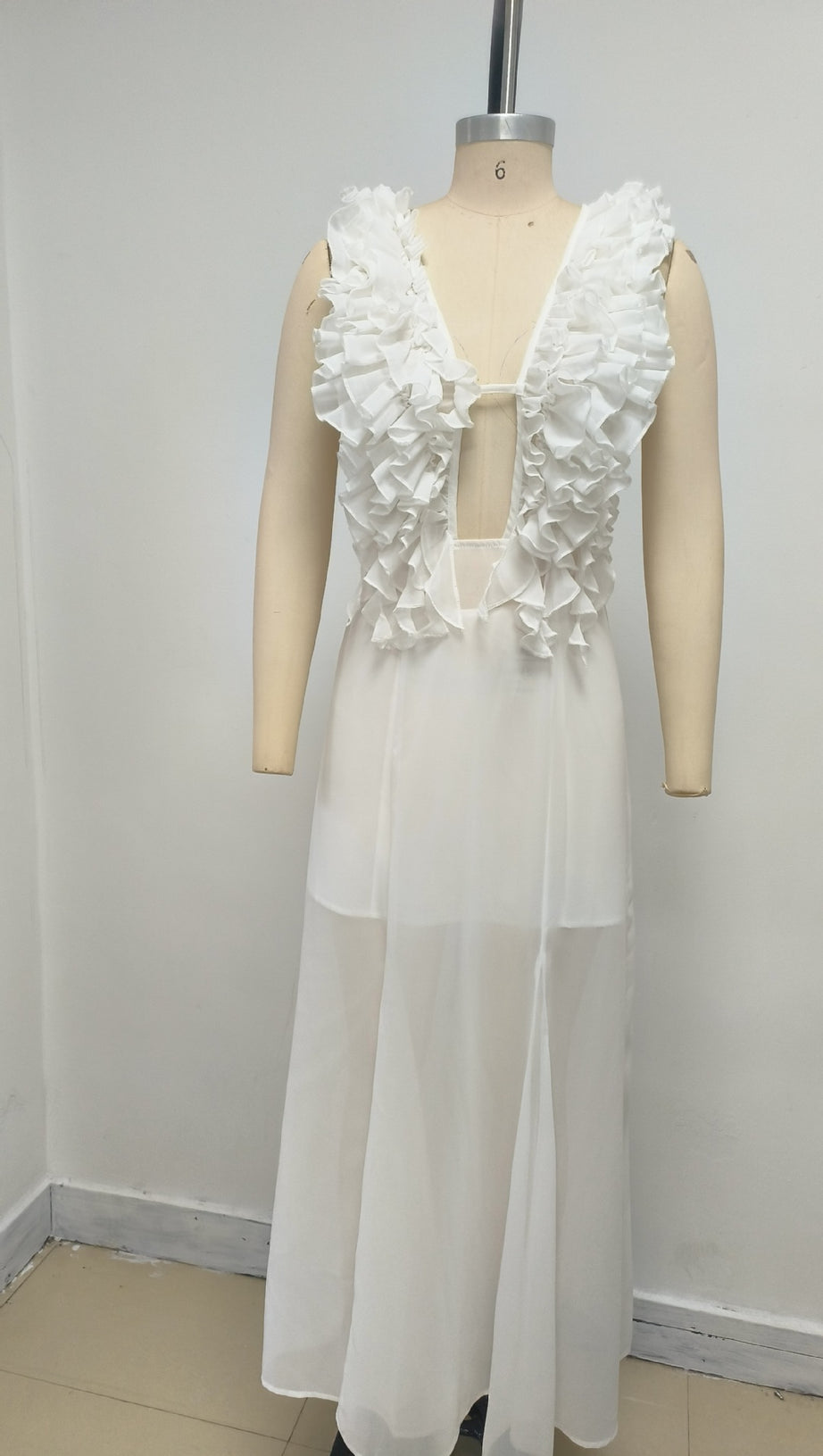 ABITO LUNGO TRASPARENTE CON SCOLLO PROFONDO E VOLANT BIANCO