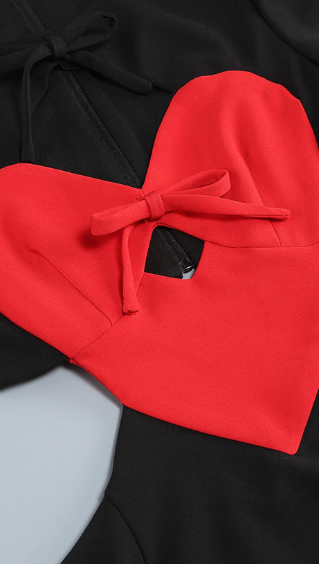 MINIKLEID MIT HERZSCHLEIFE UND CUTOUT