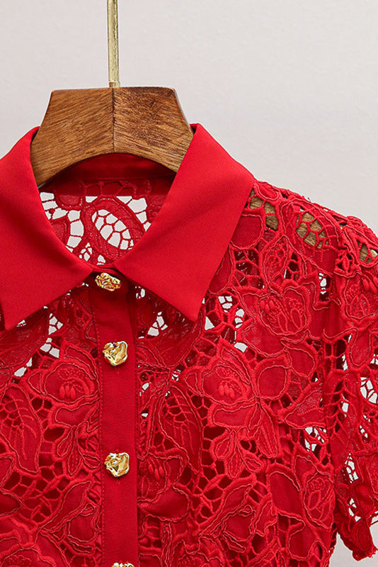 Burgunderrotes Minikleid mit Spitzenkragen