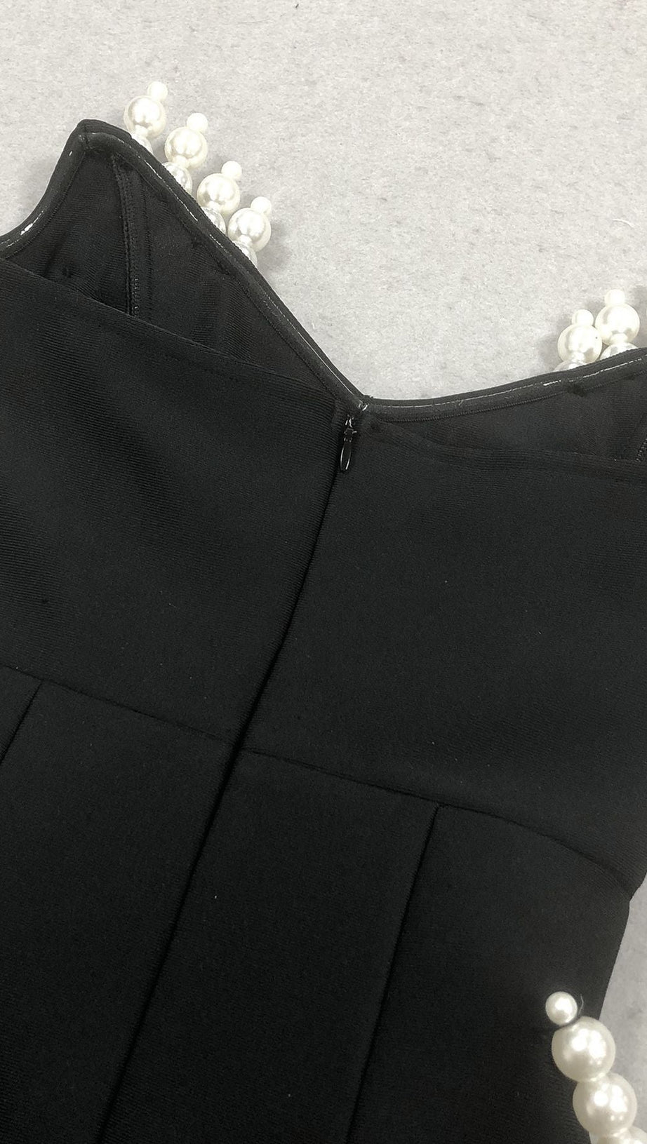 Tiffany – Perlen-Bandage-Maxikleid in Schwarz mit ärmellosem Schnitt