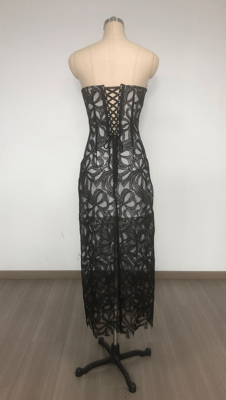 ABITO MIDI LETITIA SENZA SPALLINE CON RICAMI A FIORI