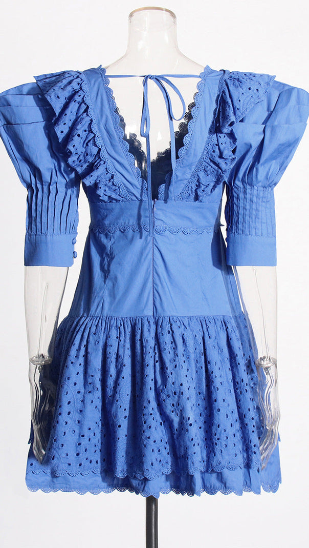 BLAUES MINIKLEID MIT V-AUSSCHNITT UND BESTICKTEN RÜSCHEN