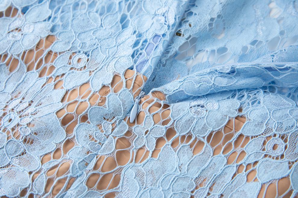 Eunice – Minikleid aus Spitze mit Hohlsaum in Blau