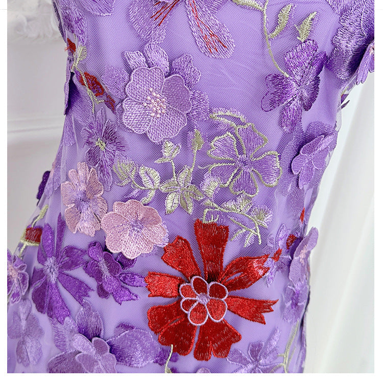 Denise – Schmales Minikleid mit Puffärmeln und Blumenmuster in Rot