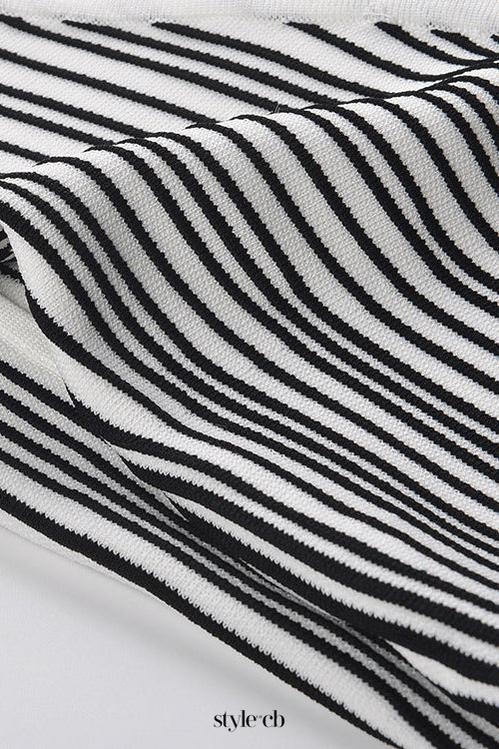 TWO-TONE V-NECK SLEEVELESS FLARED KNIT MINI DRESS