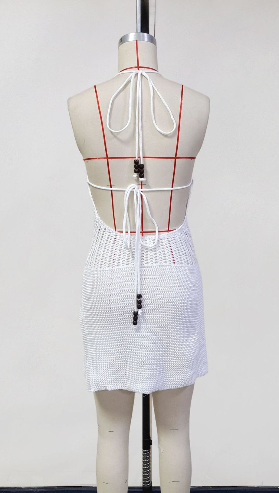 WEISSES GESTRICKTES MINIKLEID MIT V-AUSSCHNITT UND RÜCKENFREIEM NECKHOLDER-AUSSCHNITT 