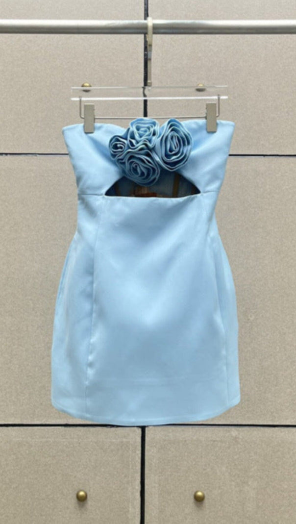 TRÄGERLOSES MINIKLEID MIT CUTOUTS IN BLAU