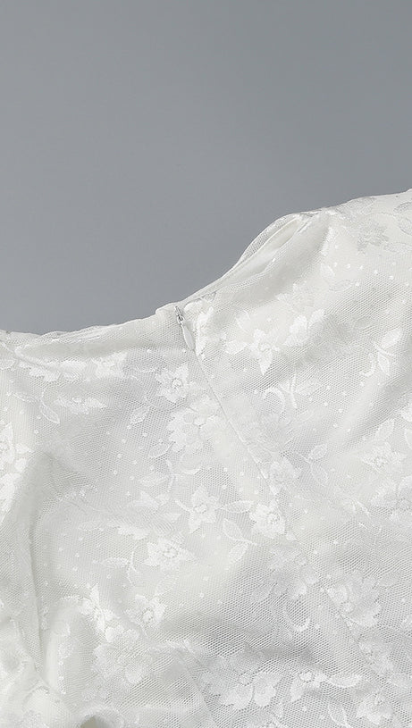 Weißes Minikleid mit Cut-Outs und Rüschen und Handschuhen 