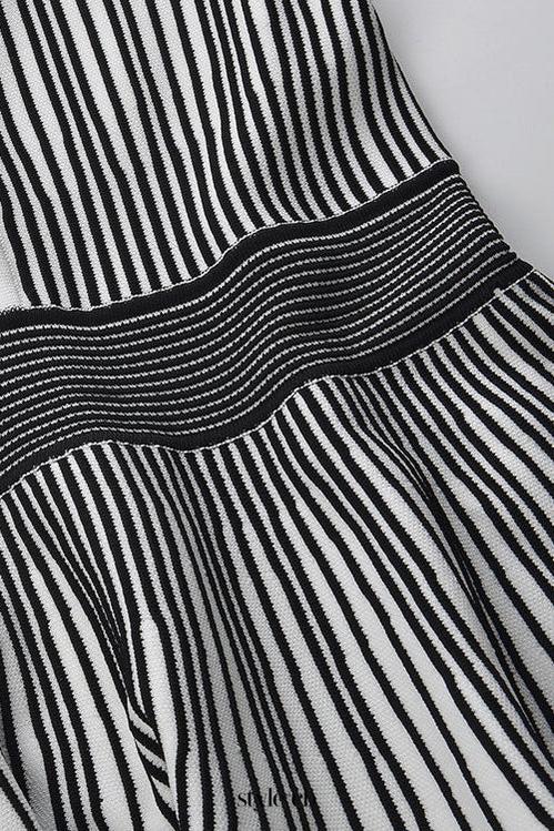 TWO-TONE V-NECK SLEEVELESS FLARED KNIT MINI DRESS