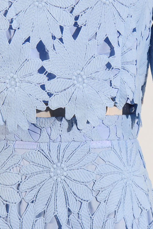 Zweiteiliges Set aus besticktem Spitzenoberteil und Maxirock in Blau