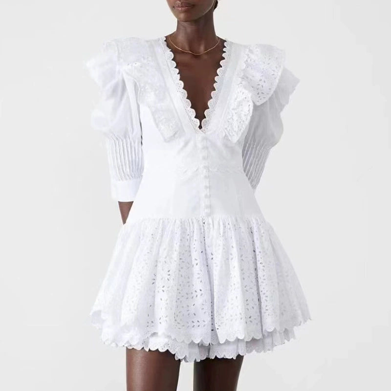 Weißes Minikleid mit V-Ausschnitt und Stickereien