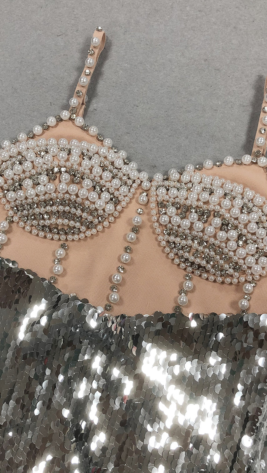 ABITO DA SERA CON PAILLETTES ARGENTO PERLATO E SCOLLO ALL'AMERICANA