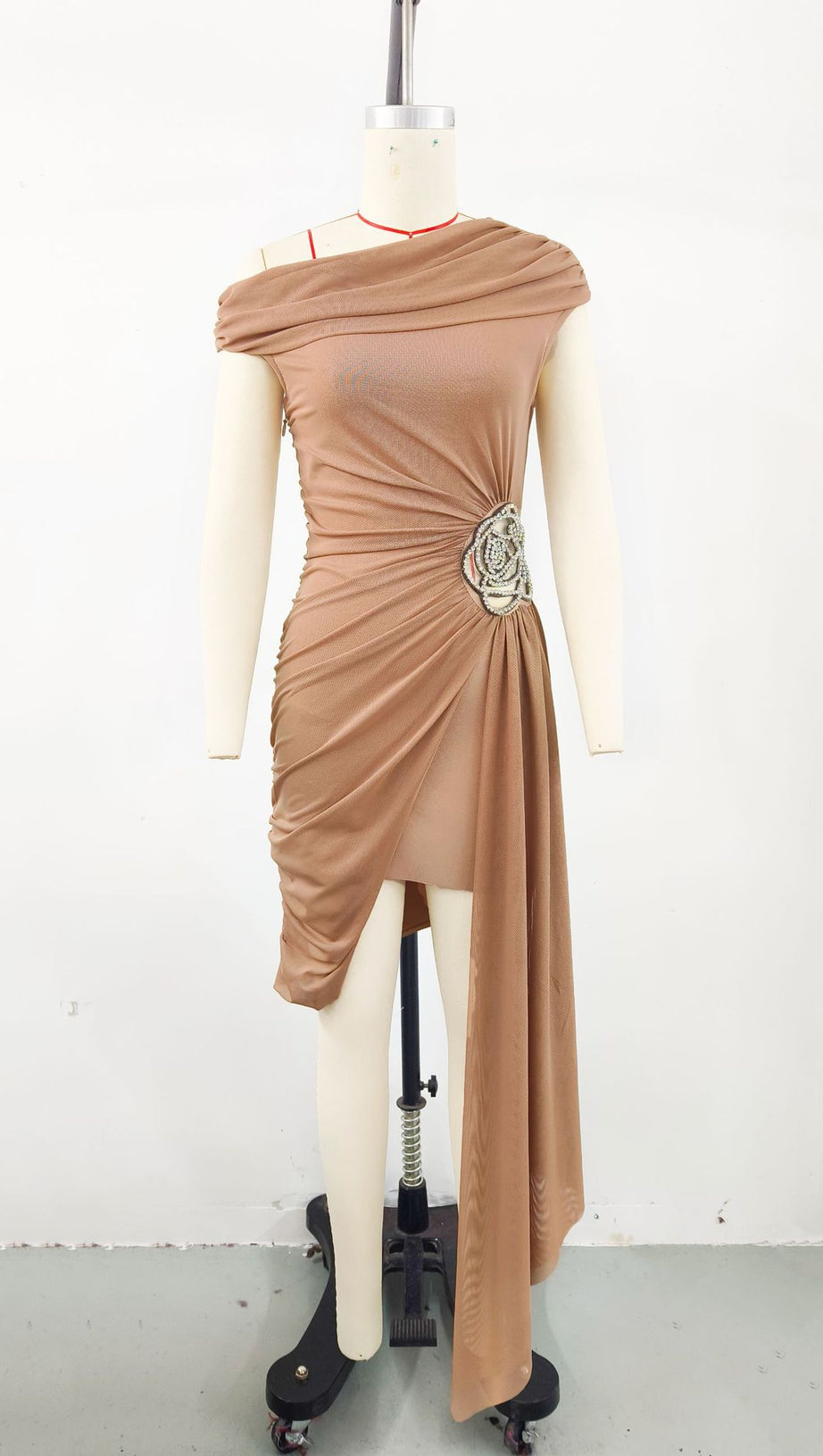 Off-Shoulder Minikleid mit Blumenmuster in Schwarz