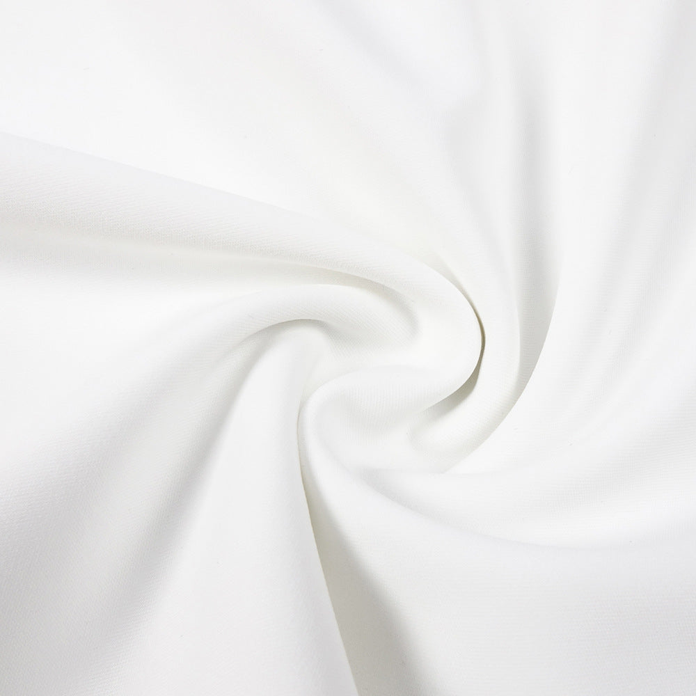 Weißes, schulterfreies, langärmliges Kleid