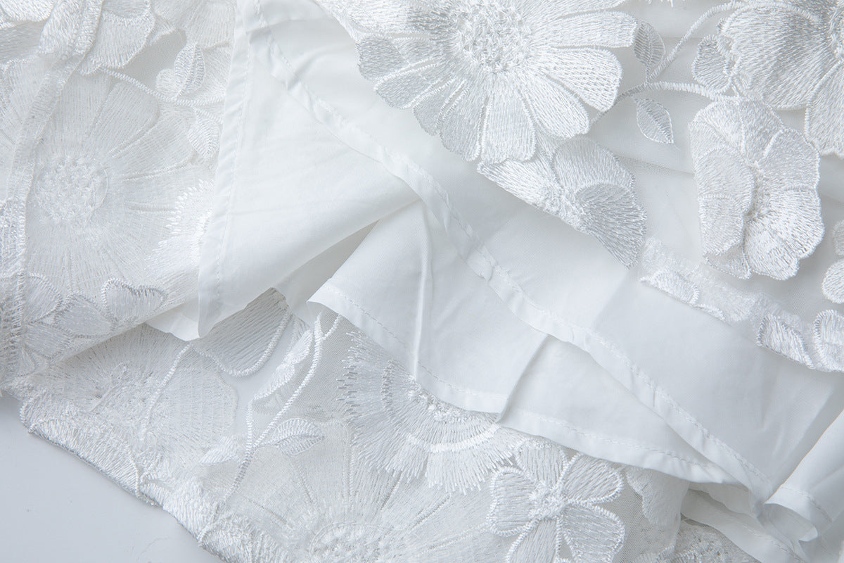 Georgia – Minikleid aus 3D-Blumenspitze in Weiß