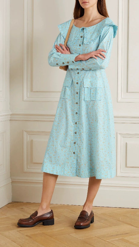 EUNICE – MIDIKLEID MIT BLUMENMUSTER UND RÜSCHENUNTERTEIL IN BLAU