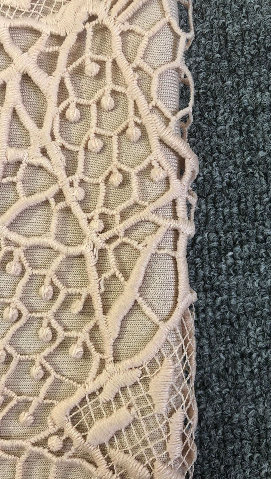 Gloria – Spitzen-Bandage-Midikleid in Blush