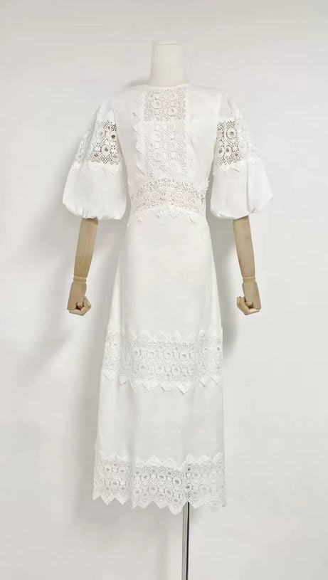 HAZEL WEISSES MIDIKLEID MIT STICKEREI UND RUNDHALSAUSSCHNITT UND PUFFÄRMELN