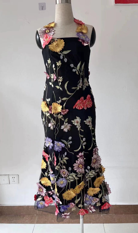 Abito midi con scollo all'americana e ricamo floreale in nero