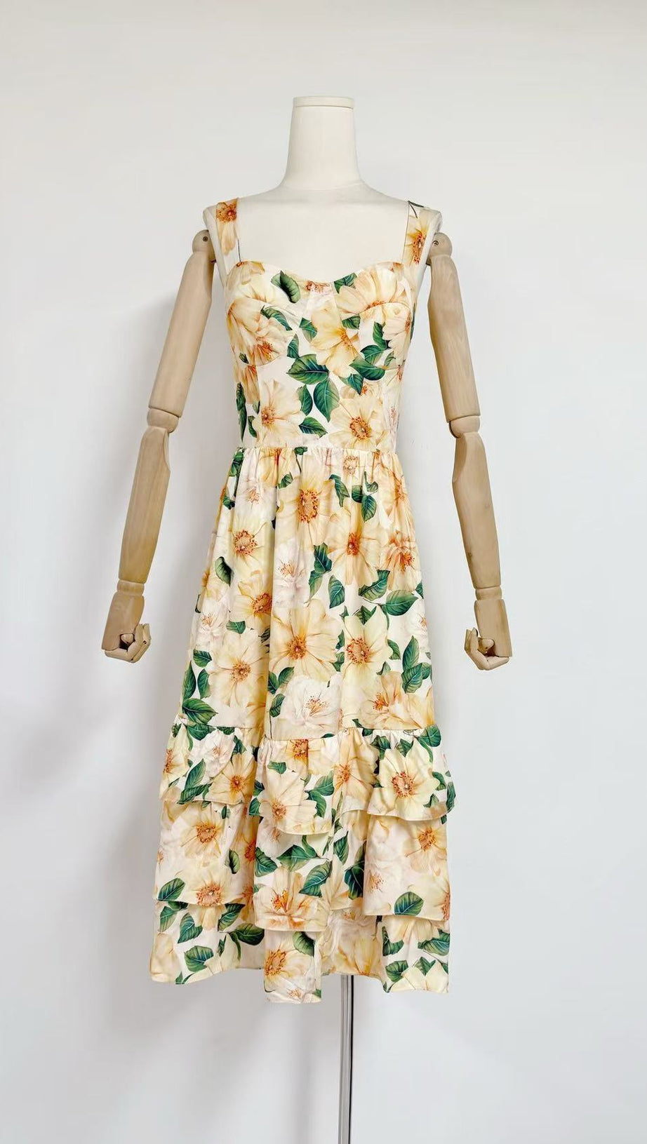 Gelbes Popeline-Midikleid mit Kamelien-Print