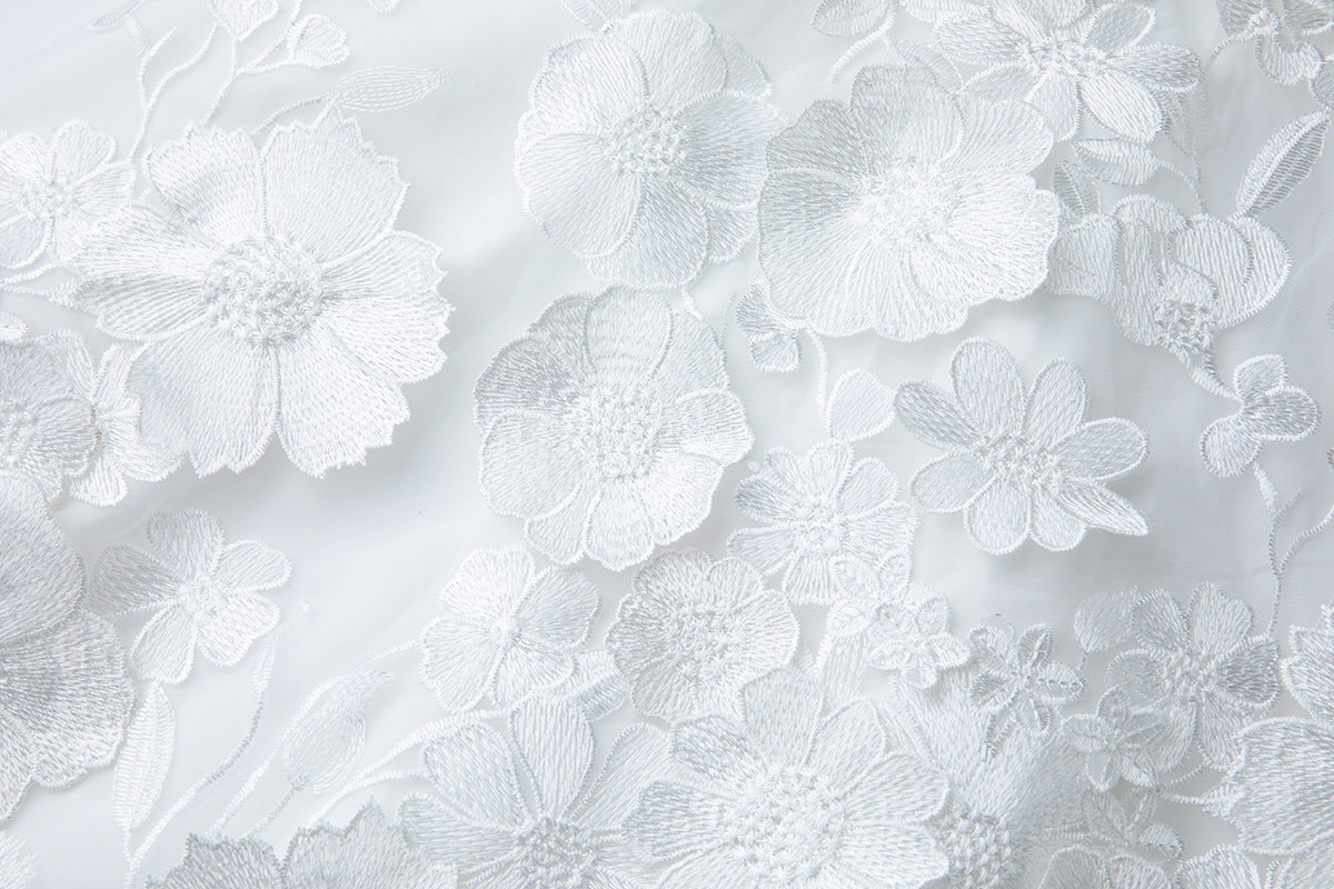 Georgia – Minikleid aus 3D-Blumenspitze in Weiß