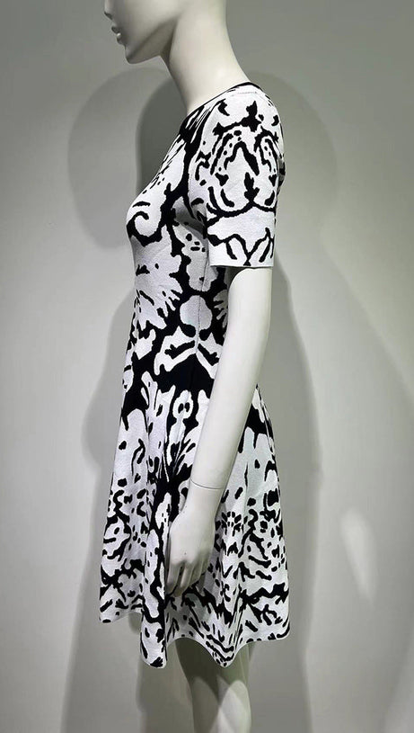 MINIKLEID AUS STRETCH-STRICK MIT BLUMENMUSTER