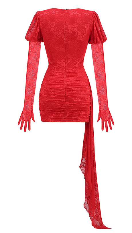 Rotes Minikleid mit Cut-Outs und Rüschen und Handschuhen 