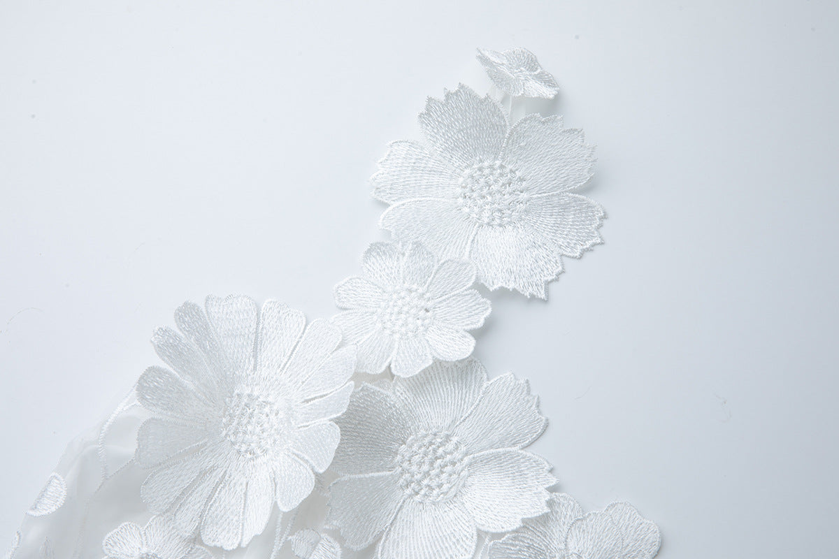 Georgia – Minikleid aus 3D-Blumenspitze in Weiß