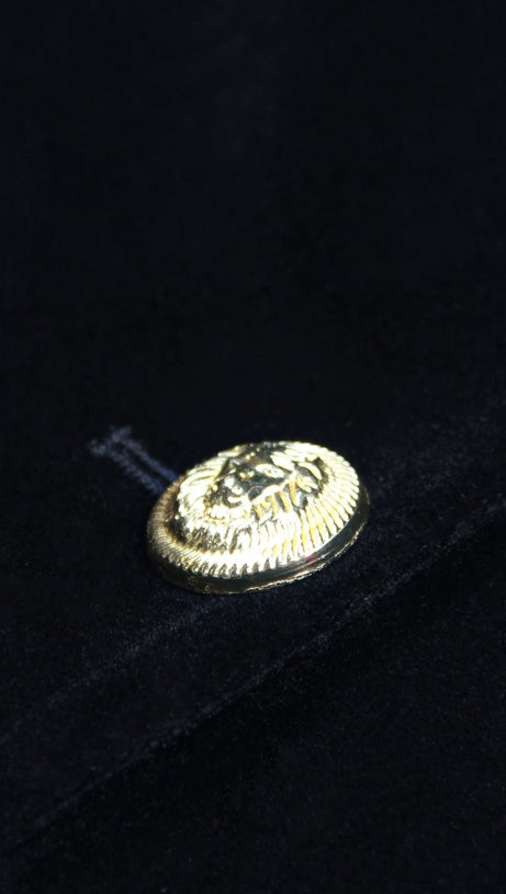 HEDDA SCHWARZES SAMT-MINIKLEID MIT V-AUSSCHNITT UND METALLKNÖPFEN