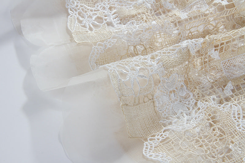 MIDIKLEID MIT STICKEREI UND RÜSCHEN