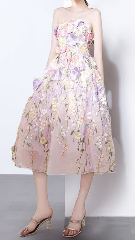 Anna – Midikleid mit Blumenstickerei in Pastellrosa