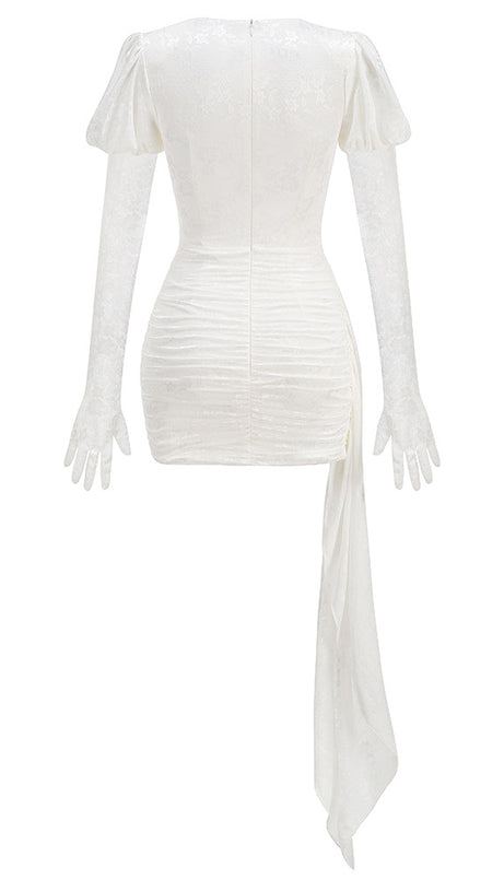 Weißes Minikleid mit Cut-Outs und Rüschen und Handschuhen 